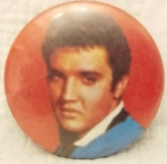 1960 YUVARLAK FORMDA ORJİNAL DÖNEMİNDE KULLANILMIŞ ÖN TARAFI BOMBELİ TENEKE ELVİS PRESLEY ROZETİDİR.