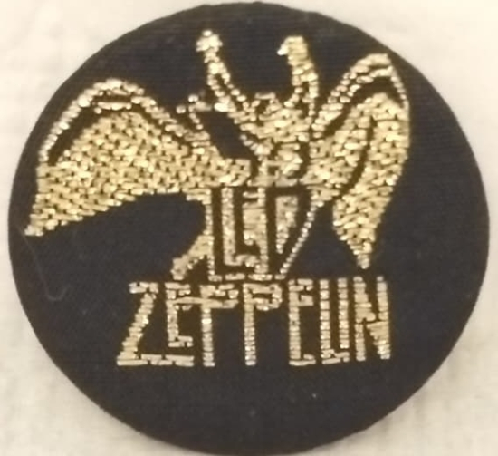 1970 LED ZEPPELIN VINTAGE ROZET ORİJİNAL DÖNEMİNDE KULLANILMIŞ YUVARLAK FORMDA ÖN TARAFI BOMBELİ TENEKE