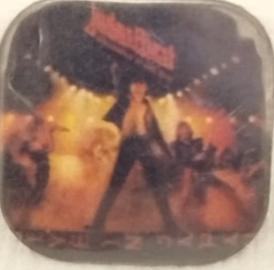 1980 JUDAS PRIEST UNLEASHED IN THE EAST ALBUM KAPAĞI VINTAGE TENEKE ROZET ÜZERİNDE HEAVY METAL MÜZİK TARİHİNİN UNUTULMAZ GRUPLARINDAN BİRİ OLAN JUDAS PRIESTİN 