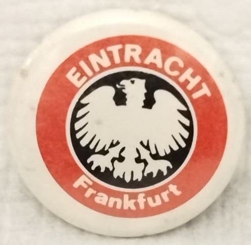 EİNTRACHT FRANKFURT VİNTAGE BOMBELİ TENEKE TARAFTAR ROZETİ ORJINAL DONEM KOLEKSİYONLUK FUTBOL AKSESUARI