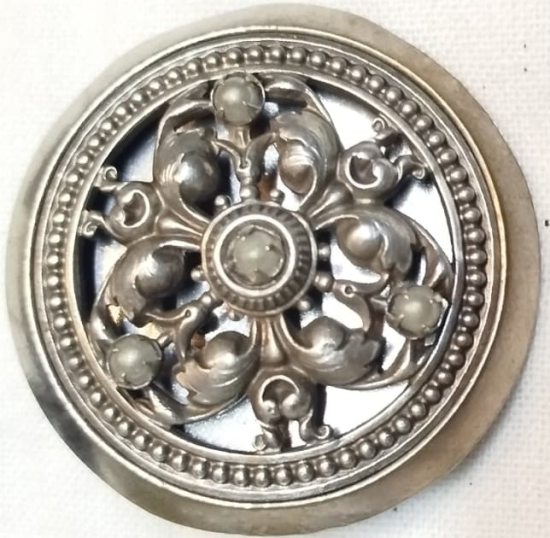 1910 FRANSIZ PATENTLİ BREVETES SGDG İŞLEMELİ METAL KLİPSLİ VINTAGE YUVARLAK FORMDA  ANTİKA BROŞ