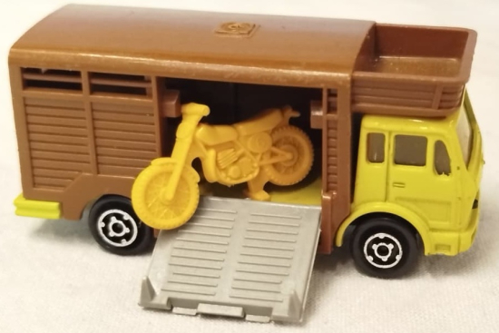 1980 MAJORETTE ÜRETİMİ VİNTAGE MERCEDES BENZ MOTOSİKLET TAŞIYICI OYUNCAK KAMYON KOLEKSİYONERLER İÇİN DEĞERLİ BİR PARÇADIR.