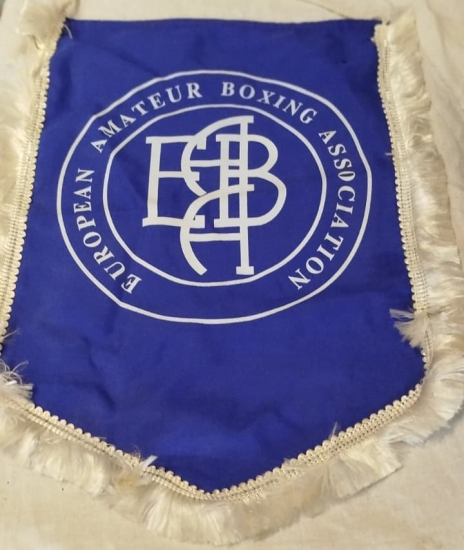 1950 AVRUPA AMATÖR BOKS BİRLİĞİ RESMİ FLAMASI NOSTALJİK SPOR KOLEKSİYONLARI İÇİN EŞSİZ BİR PARÇADIR.