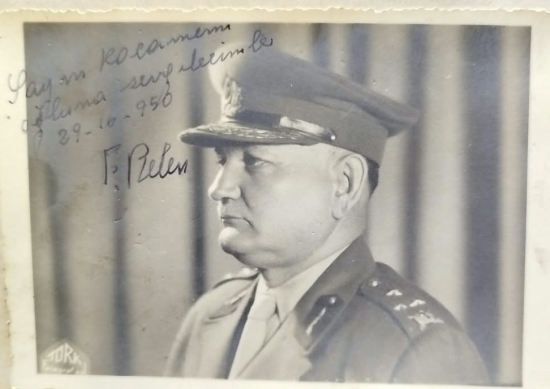 TÜRK ASKERİ VE SİYASİ TARİHİNİN UNUTULMAZ İSMİ KORGENERAL FAHRİ BELEN'İN İMZALI SİYAH BEYAZ  ASKERİ PORTRE FOTOĞRAFI