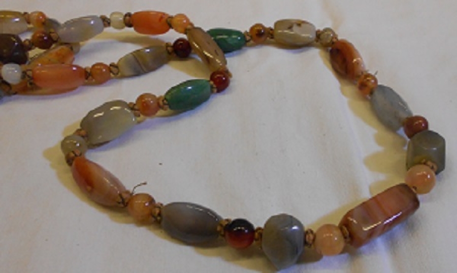 ŞİFALI VE DEGERLİ TAŞLARIN SIRALI DİZİMİ DOGAL TAŞ KOLYE