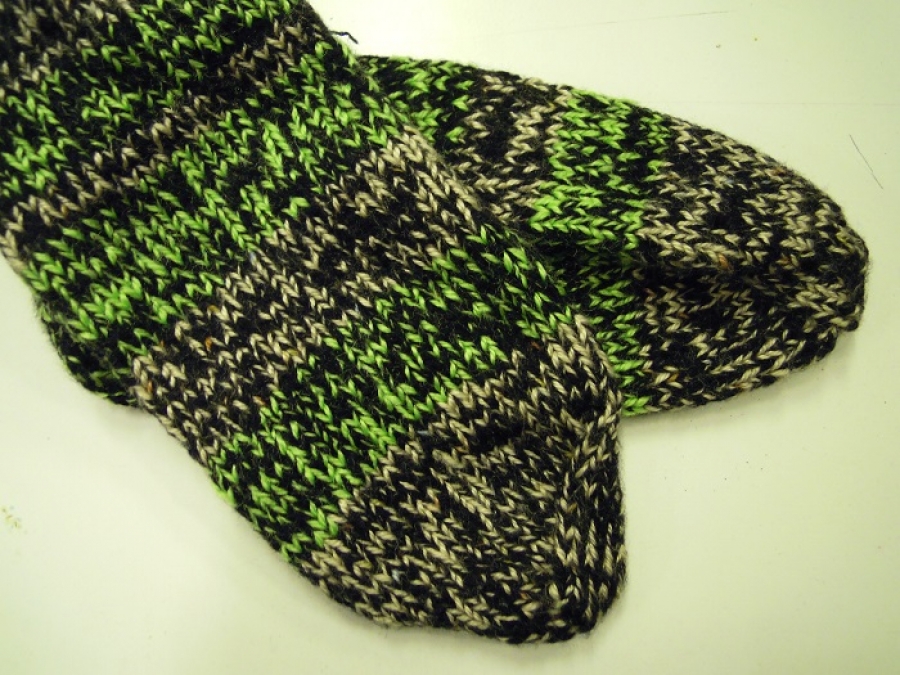 EL YAPIMI ŞİŞ ÖRGÜ HAKIKI YÜN ÇORAP HİÇ KULLANILMAMIŞ GİYİLMEMİŞ SANDIKDAN CIKMA