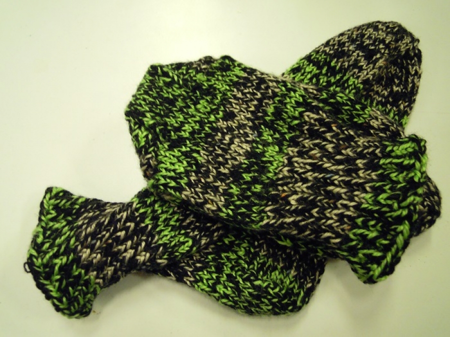 EL YAPIMI ŞİŞ ÖRGÜ HAKIKI YÜN ÇORAP HİÇ KULLANILMAMIŞ GİYİLMEMİŞ SANDIKDAN CIKMA