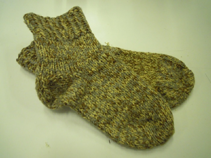 EL YAPIMI ŞİŞ ÖRGÜ HAKIKI YÜN ÇORAP HİÇ KULLANILMAMIŞ GİYİLMEMİŞ SANDIKDAN CIKMA