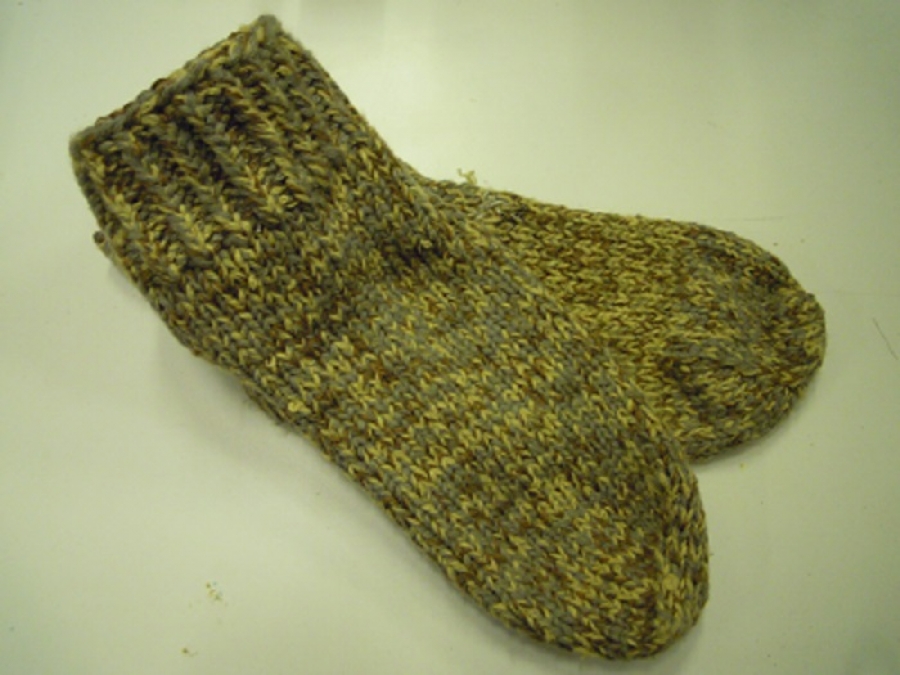 EL YAPIMI ŞİŞ ÖRGÜ HAKIKI YÜN ÇORAP HİÇ KULLANILMAMIŞ GİYİLMEMİŞ SANDIKDAN CIKMA