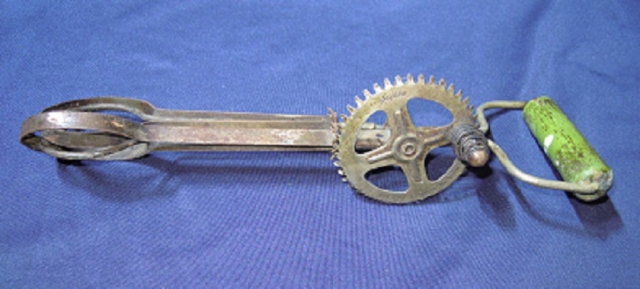 1950 İNGİLİZ METAL MİKSER KARIŞTIRICI PASLANMAZ AHŞAP TUTMA YERİ OLAN MEKANİK EL CIRPICI 