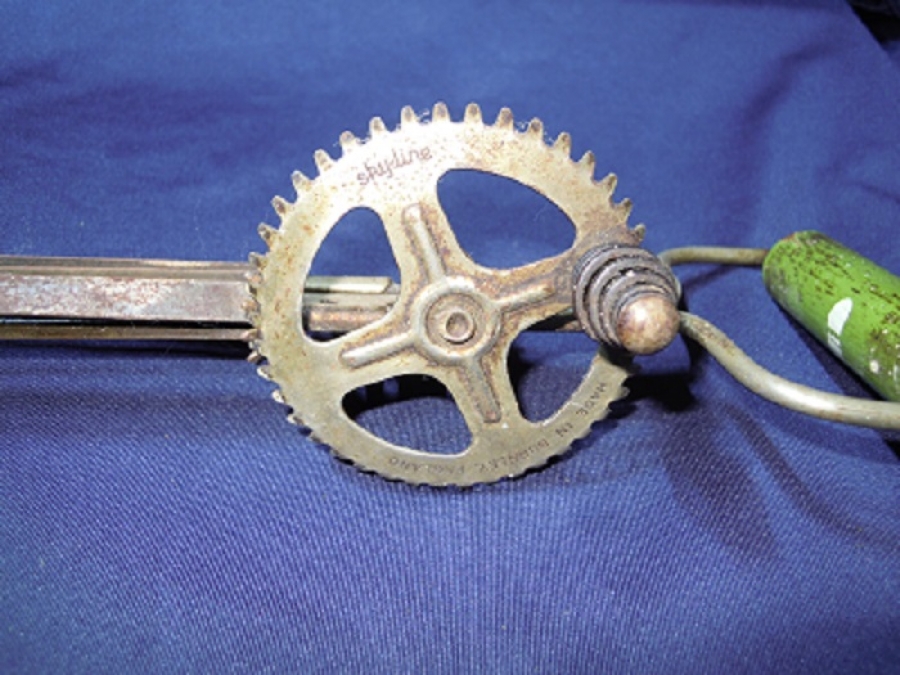 1950 İNGİLİZ METAL MİKSER KARIŞTIRICI PASLANMAZ AHŞAP TUTMA YERİ OLAN MEKANİK EL CIRPICI 