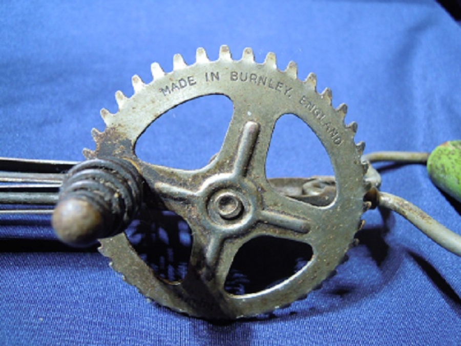 1950 İNGİLİZ METAL MİKSER KARIŞTIRICI PASLANMAZ AHŞAP TUTMA YERİ OLAN MEKANİK EL CIRPICI 