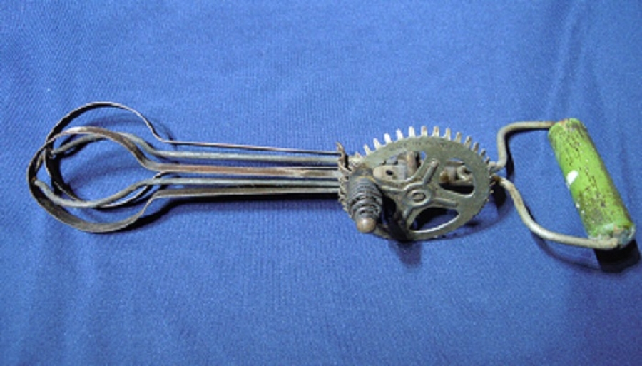 1950 İNGİLİZ METAL MİKSER KARIŞTIRICI PASLANMAZ AHŞAP TUTMA YERİ OLAN MEKANİK EL CIRPICI 