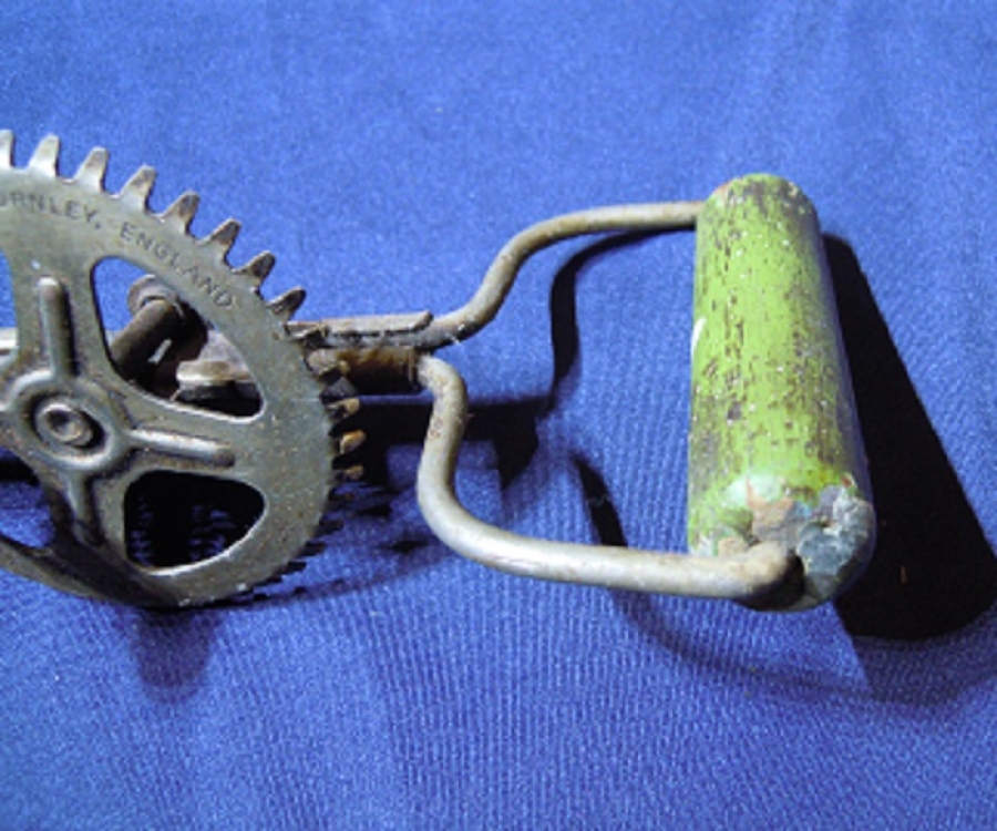 1950 İNGİLİZ METAL MİKSER KARIŞTIRICI PASLANMAZ AHŞAP TUTMA YERİ OLAN MEKANİK EL CIRPICI 