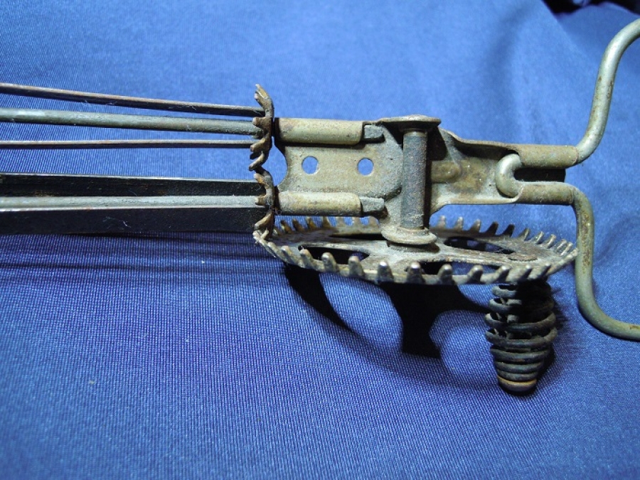 1950 İNGİLİZ METAL MİKSER KARIŞTIRICI PASLANMAZ AHŞAP TUTMA YERİ OLAN MEKANİK EL CIRPICI 