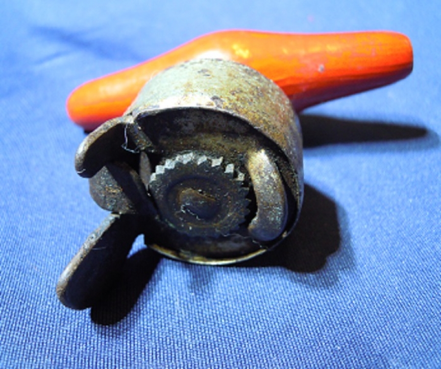 TENEKE METAL KONSERVE AÇACAK 