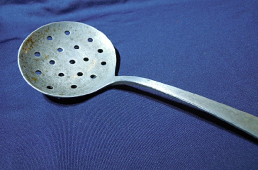 ALİMUNYUM METAL MUTFAK SAPLI DELİKLİ SAPLI KEPCE 