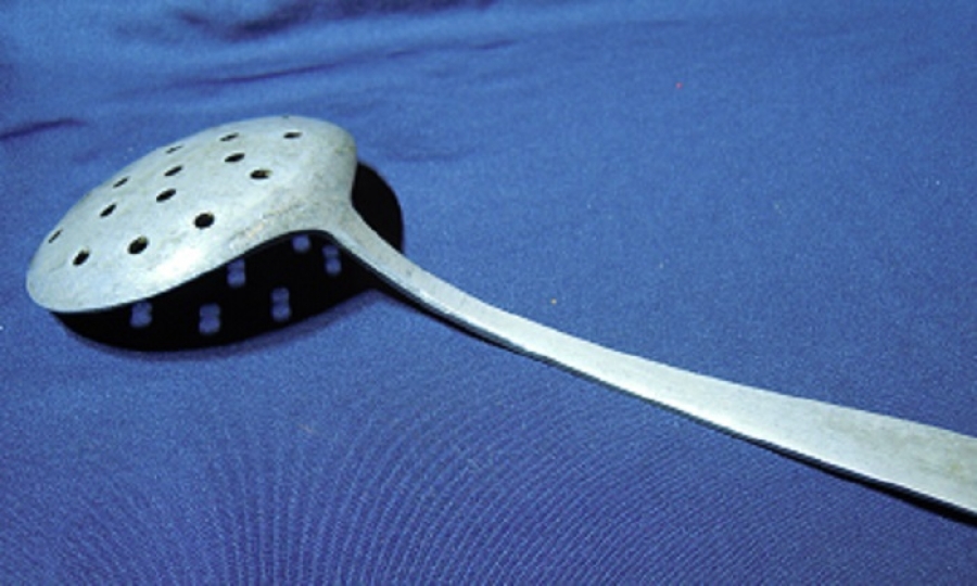 ALİMUNYUM METAL MUTFAK SAPLI DELİKLİ SAPLI KEPCE 