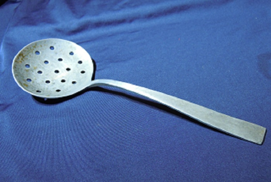 ALİMUNYUM METAL MUTFAK SAPLI DELİKLİ SAPLI KEPCE 