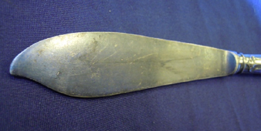 METAL GÜMÜŞ KAPLAMA KABARTMA DESENLİ MEKTUP AÇICI 