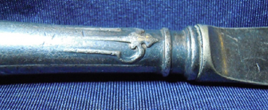 METAL GÜMÜŞ KAPLAMA KABARTMA DESENLİ MEKTUP AÇICI 