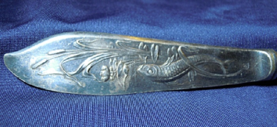 METAL GÜMÜŞ KAPLAMA KABARTMA DESENLİ MEKTUP AÇICI 