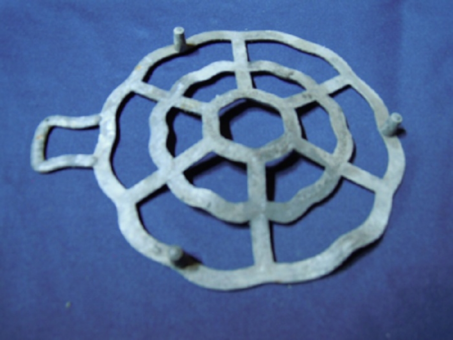 YERLİ URETİM UZERİNE  SICAK KAB KOYMAYA YARAYAN METAL NİHALE 