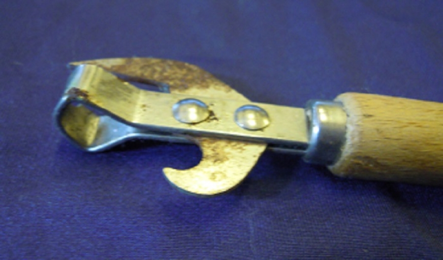 AHŞAP SAPLI KONSERVE VE MEŞRUBAK KAPAGI AÇACAK 