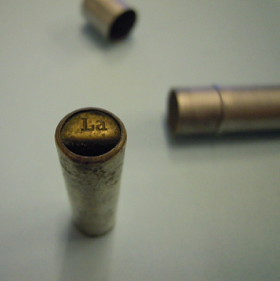 L A SESLİ  DİGER MÜZİK ALETLERİNİ AKORD YAPILMASINDA KULLANILAN  AKORD AYAR DÜDÜGÜ ORJİNAL KUTUSUNDA METAL DÜDÜK