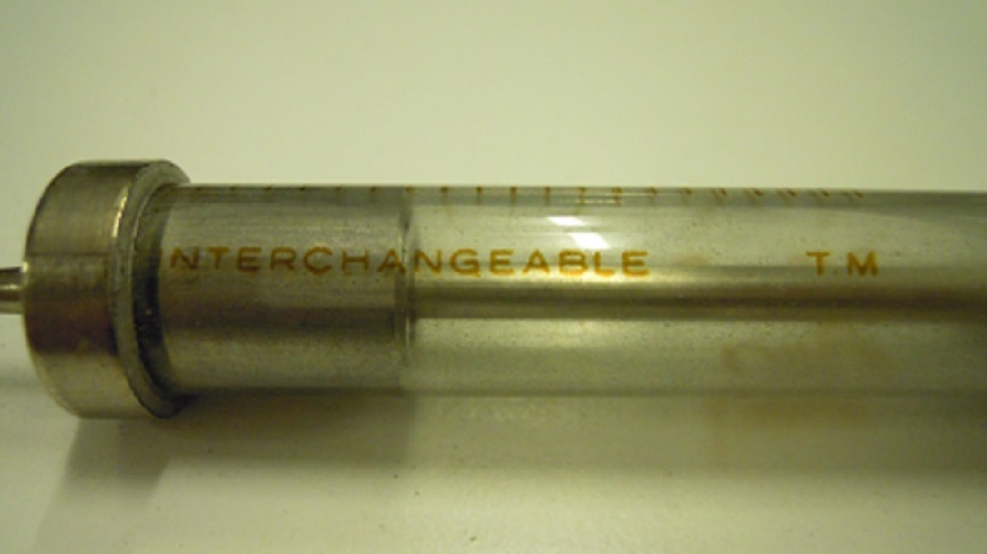 CAM İNJEKTOR İĞNE KUTUSUNDA