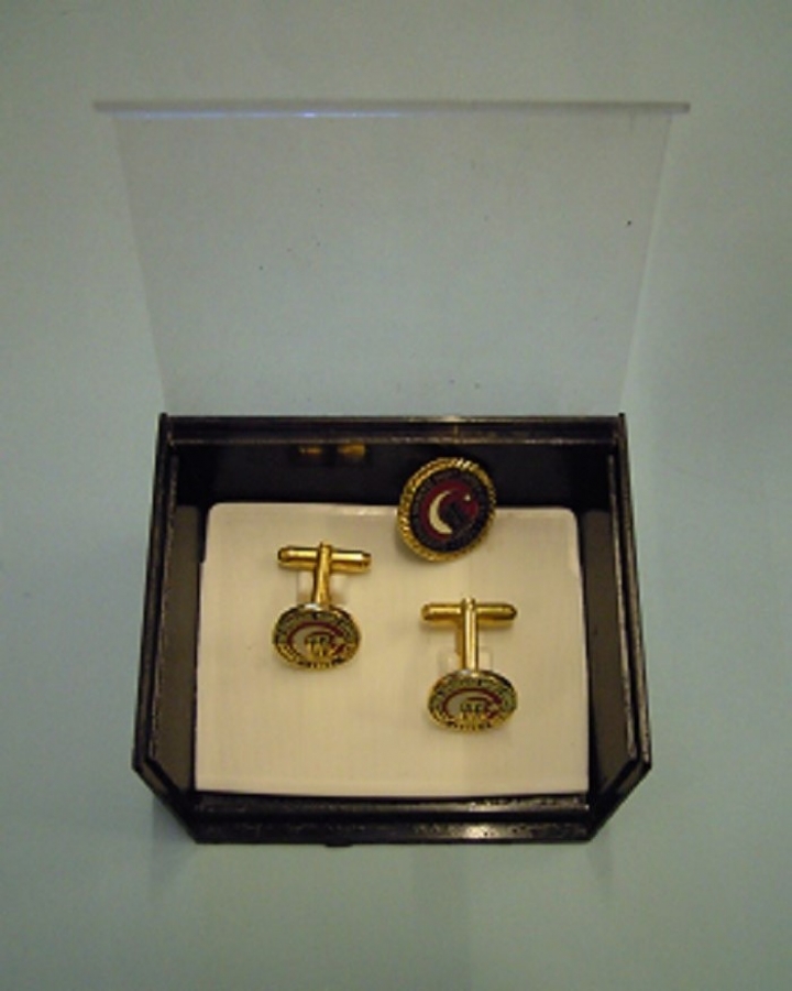 CANAKKALE ONSEKİZ MART ÜNÜVERSİTESİ 1992 MİNELİ ROZET VE MANŞET KOL DÜĞMESİ ORJİNAL KUTUSUNDA