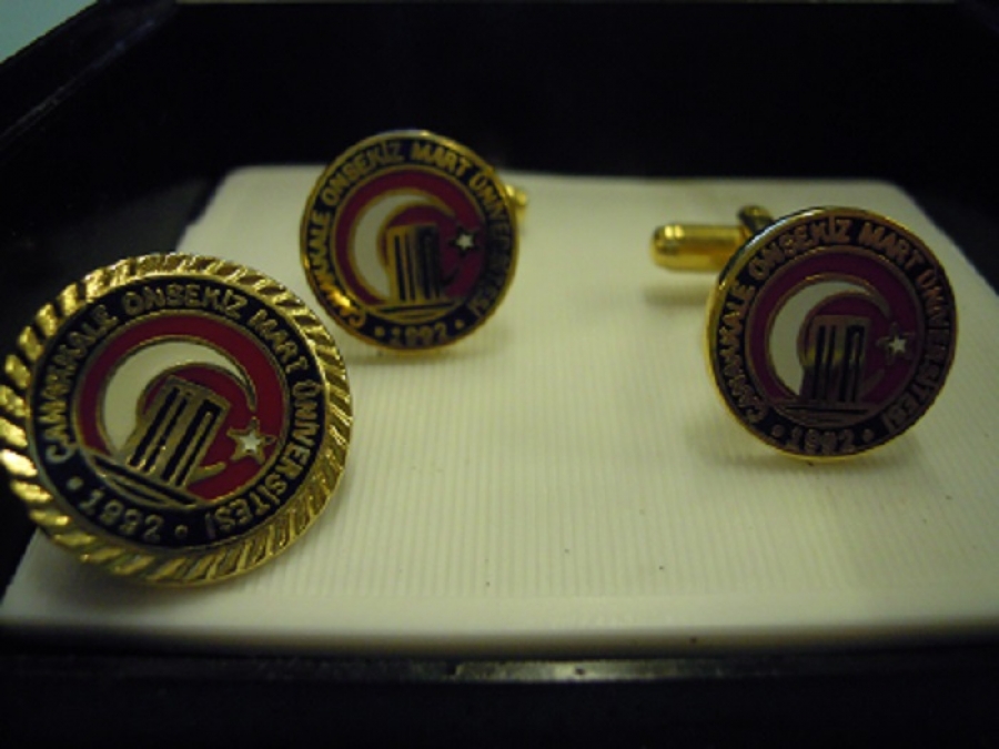 CANAKKALE ONSEKİZ MART ÜNÜVERSİTESİ 1992 MİNELİ ROZET VE MANŞET KOL DÜĞMESİ ORJİNAL KUTUSUNDA