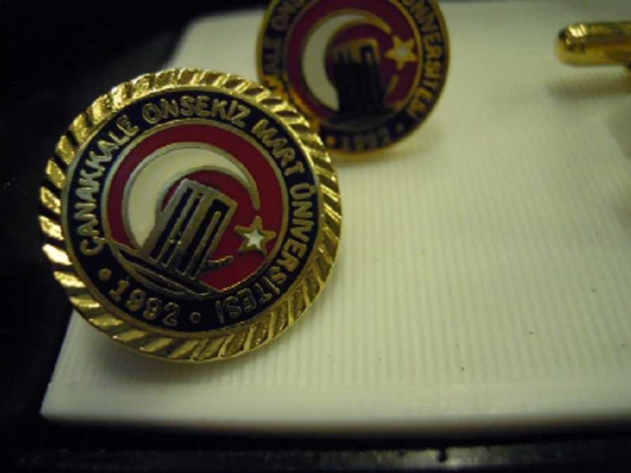 CANAKKALE ONSEKİZ MART ÜNÜVERSİTESİ 1992 MİNELİ ROZET VE MANŞET KOL DÜĞMESİ ORJİNAL KUTUSUNDA