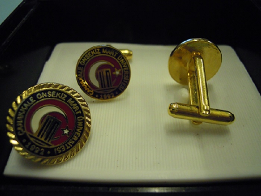 CANAKKALE ONSEKİZ MART ÜNÜVERSİTESİ 1992 MİNELİ ROZET VE MANŞET KOL DÜĞMESİ ORJİNAL KUTUSUNDA