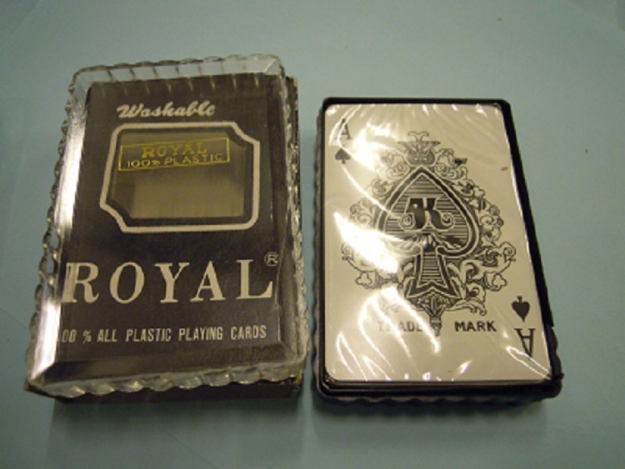 TRADE MARK ROYAL 100 % PLASTIC DESTE