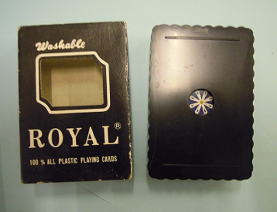 TRADE MARK ROYAL 100 % PLASTIC DESTE