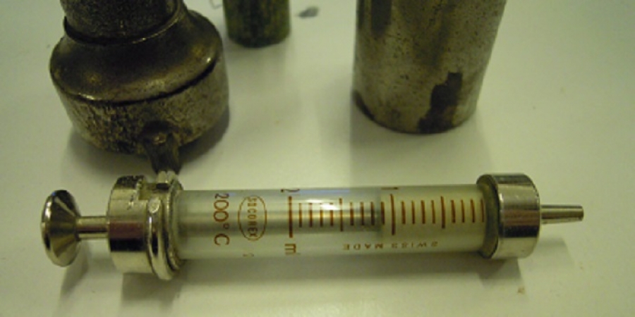 ENJEKTÖR CAM ŞIRINGA İĞNE ORJİNAL METAL KUTUSUNDA