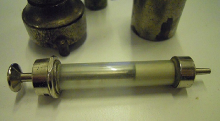 ENJEKTÖR CAM ŞIRINGA İĞNE ORJİNAL METAL KUTUSUNDA