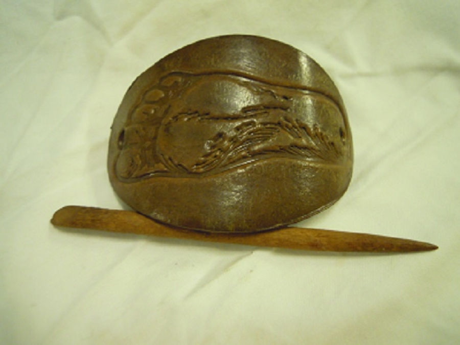 DERİ SAÇ TOKASI İGNELİ MODEL EL YAPIMI ÜZERİNDE AYAK İZİ DESENLİDİR