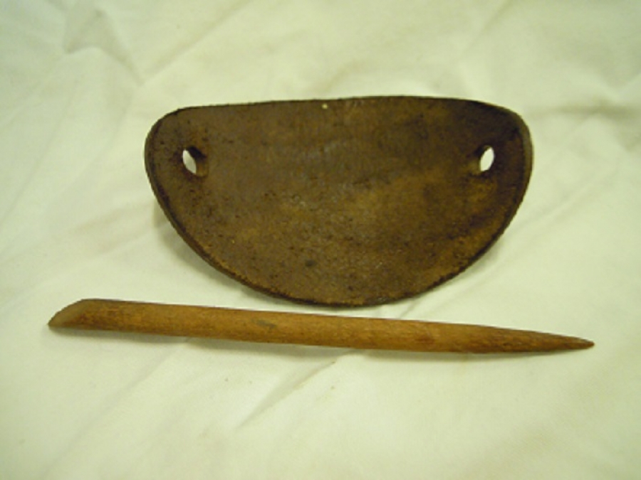 DERİ SAÇ TOKASI İGNELİ MODEL EL YAPIMI ÜZERİNDE AYAK İZİ DESENLİDİR