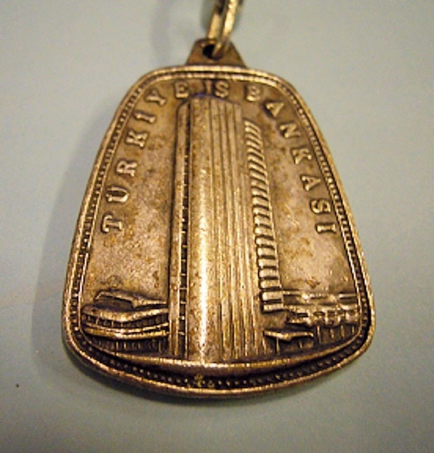 1960 TÜRKİYE İŞ BANKASI PİRİNC METAL ÜZERİ GÜMÜŞ KAPLAMA  ANAHTARLIK