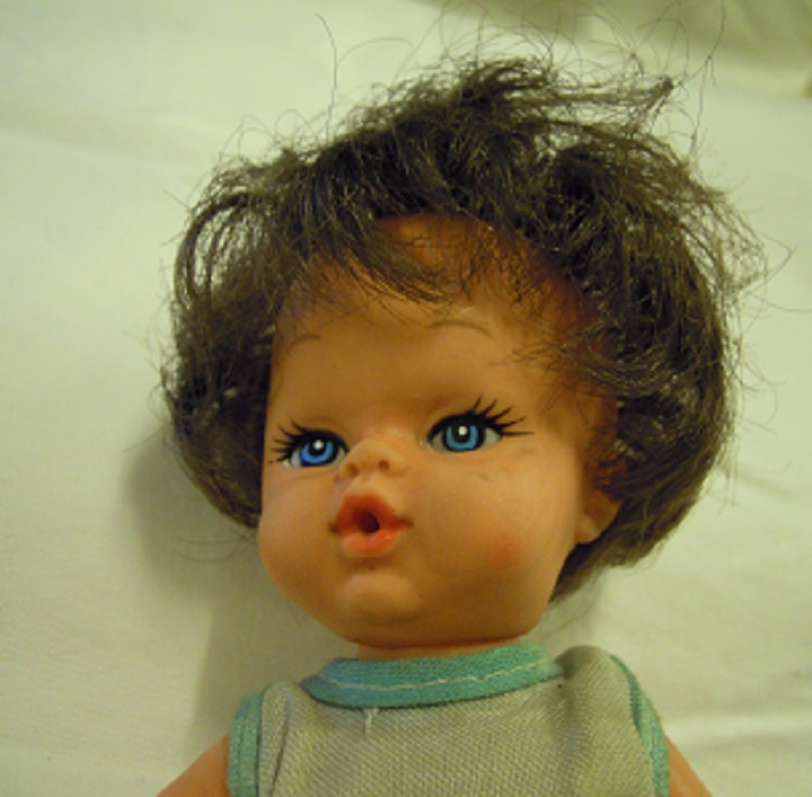 ELBİSELİ UFAK OYUNCAK BEBEK 