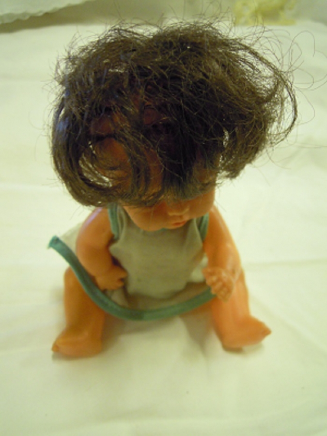 ELBİSELİ UFAK OYUNCAK BEBEK 