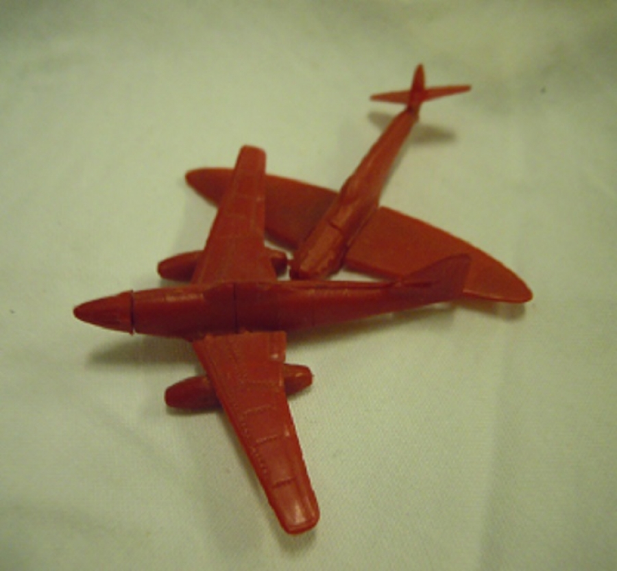 2 ADET UFAK KIRMIZI PLASTİK OYUNCAK UÇAK 