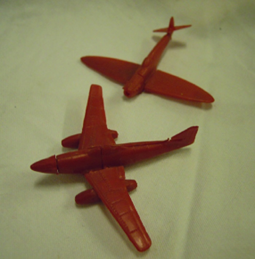 2 ADET UFAK KIRMIZI PLASTİK OYUNCAK UÇAK 