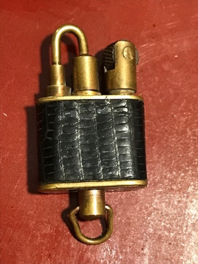 UFAK PİRİNC DERİ KAPLAMA BENZİNLİ TAŞLI CAKMAK KOLEKSİYON