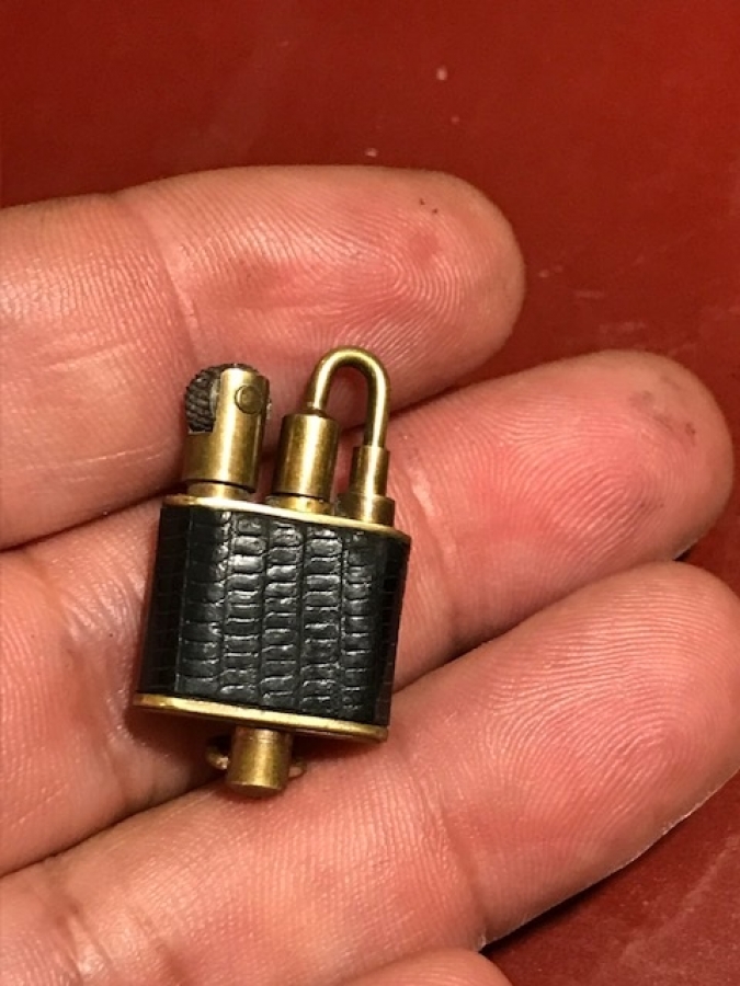 UFAK PİRİNC DERİ KAPLAMA BENZİNLİ TAŞLI CAKMAK KOLEKSİYON