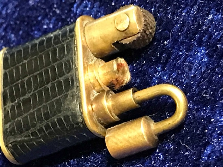 UFAK PİRİNC DERİ KAPLAMA BENZİNLİ TAŞLI CAKMAK KOLEKSİYON