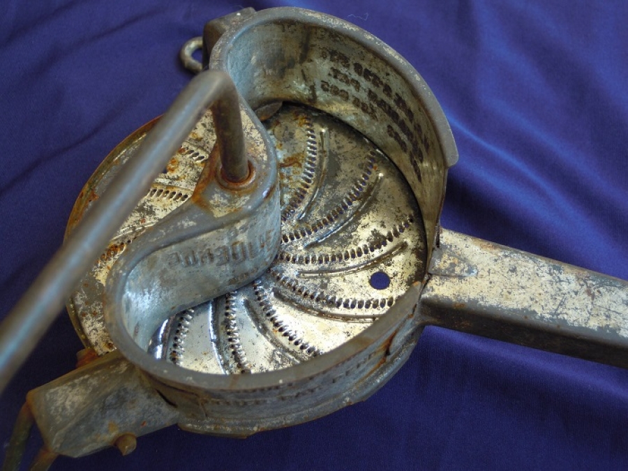 METAL MEKANİK DOGRAYICI A MOULI PRODUCT THER PAT. PEND MADE İN FRANCE MOULI - JULIENNE BREVE SGOS U.S PAT. 2 528 381 CANADIAN PAT. 487 082 485 685 