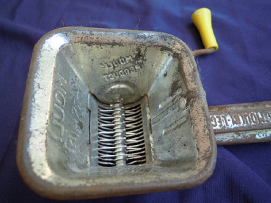 MOULI - LEGOMES A METAL MEKANİK KURU YEMİŞ DEGİRMENİ